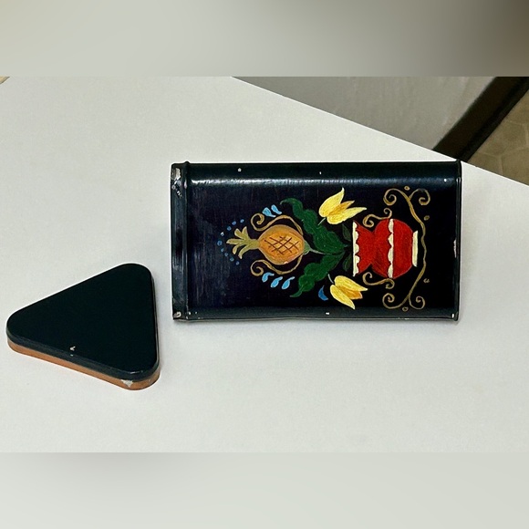 Vintage Hand Painted Flower Urn Design Toleware Triangular Lidded Biscuit Tin - Picture 10 of 11